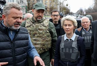 Ursula von der Leyen in visita a Bucha, in Ucraina