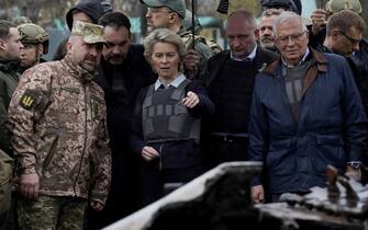 Ursula von der Leyen visita la città teatro del massacro dei civili