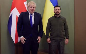 epa09880736 A handout photo made available by Ukrainian Presidential Press Service shows British Prime Minister Boris Johnson (L) and Ukrainian President Volodymyr Zelensky (R) during their meeting in Kyiv, Ukraine, 09 April 2022. British Prime Minister Boris Johnson paid an unannounced visit to Kyiv on April 9 to 'show solidarity' with Ukraine a day after a missile strike killed dozens at a railway station in the country's east.  EPA/UKRAINIAN PRESIDENTIAL PRESS SERVICE / HANDOUT  HANDOUT EDITORIAL USE ONLY/NO SALES