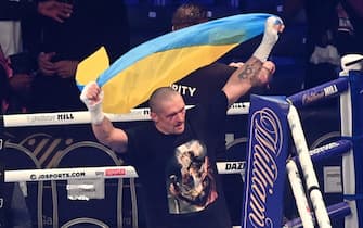 epa09488622 Oleksandr Usyk of Ukraine celebrates during the heavyweight title match at Tottenham Hotspur Stadium in London, Britain, 25 September 2021.  EPA/NEIL HALL