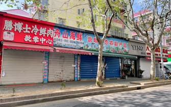 SHANGHAI, CHINA - APRIL 9, 2022 - Shops along a commercial street are closed in Pudong, Shanghai, China, April 9, 2022. Shanghai is under lockdown. (Photo credit should read Costfoto/Future Publishing via Getty Images)
