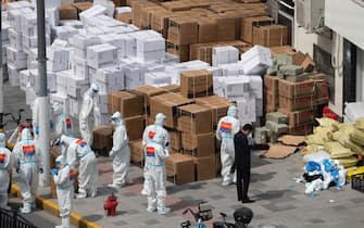SHANGHAI, CHINA - APRIL 10, 2022 - Street volunteers and workers unload medical supplies such as masks and traditional Chinese medicine, on April 10, 2022 in Shanghai, China. Shanghai is under lockdown.
 (Photo by Costfoto/Sipa USA)