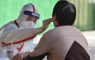 A health worker wearing a Personal Protective Equipment (PPE) collects swab samples from a resident in Fuyang. The Chinese mainland reported 1,318 new locally-transmitted confirmed covid-19 cases on Saturday, down from 1,334 on Friday, the National Health Commission said. Of the local confirmed cases reported Saturday, 1,006 were in Shanghai, 242 in Jilin, 16 in Zhejiang, 10 in Guangdong, and three in Beijing. The rest were reported in 12 other provincial-level regions.