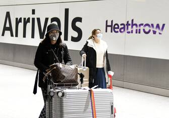 Passeggeri in arrivo all'aeroporto di Londra Heathrow
