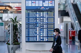 Il monitor con le partenze all'aeroporto di Tokyo