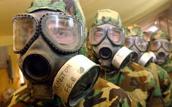 15 marzo 2003 - Soldati statunitensi della campagna Delta del terzo battaglione LAR (Light Armoured Reconnaissance) indossano maschere protettive con le quali proteggersi dagli attacchi biologici e dalle armi chimiche.