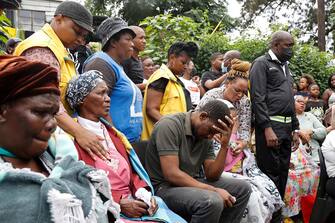 Famiglie piangono la morte dei parenti nelle inondazioni