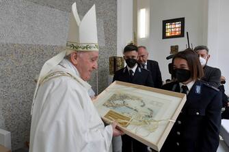 epa09890139 A handout picture provided by the Vatican Media shows Pope Francis (C) receives a present inside the prison of Civitavecchia, near Rome, where on Holy Thursday he makes a private visit during which he celebrates mass "'n coena Domini' with the traditional rite of 'washing of the feet' of 12 inmates, in Civitavecchia, Italy, 14 April 2022.  EPA/VATICAN MEDIA HANDOUT  HANDOUT EDITORIAL USE ONLY/NO SALES
