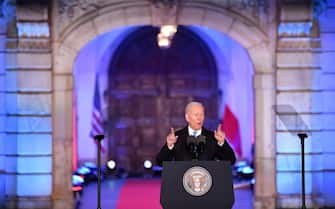 epa09851557 US president Joe Biden delivers a speech at the Royal Castle in Warsaw, Poland, 26 March 2022.  Poland is the second stop during Biden's European visit. On 23 March the US president flew to Brussels, where on 24 March he participated in an extraordinary Nato summit, the summit of G7 leaders and the summit of the European Council.  EPA/RADEK PIETRUSZKA POLAND OUT