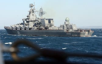 L'incrociatore russo Moskva che l'Ucraina rivendica di aver colpito e affondato nel Mar Nero, nelle foto dell'8 febbraio 2008 durante un'esercitazione con la fregata italiana Maestrale a qualche miglia dalle coste di Civitavecchia. Roma, 14 aprile 2022. ANSA/CLAUDIO PERI
