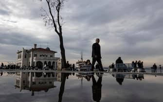 epa09660523 People enjoy the sunset near the Bosphorus on a rainy day in Istanbul, Turkey, 30 December 2021.  EPA/ERDEM SAHIN