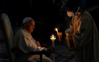Easter 2022, the Pope at the vigil in St. Peter’s: “We need gestures of peace in a time of horrors”