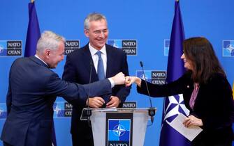 epa09706744 (L-R) Finnish Foreign Minister Pekka Haavisto, NATO Secretary General Jens Stoltenberg, and Swedish Foreign Minister Ann Linde during a joint press conference at the end of a meeting at the NATO headquarters in Brussels, Belgium, 24 January 2022. The Finnish and Swedish foreign ministers are at NATO for talks on cooperations in the Baltic Sea.  EPA/STEPHANIE LECOCQ