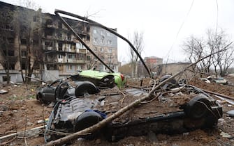 MARIUPOL, UKRAINE - APRIL 13: A view of damaged buildings and vehicles in the Ukrainian city of Mariupol under the control of Russian military and pro-Russian separatists, on April 13, 2022. (Photo by Leon Klein/Anadolu Agency via Getty Images)