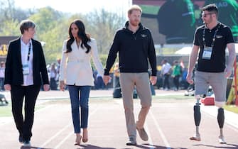 THE HAGUE, NETHERLANDS - APRIL 17: Dave Henson, Prince Harry, Duke of Sussex and Meghan, Duchess of Sussex attend the Athletics Competition during day two of the Invictus Games The Hague 2020 at Zuiderpark on April 17, 2022 in The Hague, Netherlands.  (Photo by Chris Jackson / Getty Images for the Invictus Games Foundation)