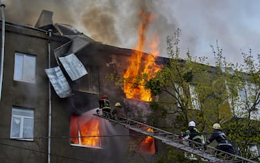 epaselect epa09894781 Firefighters at work in the immediate aftermath of a Russian shelling in Kharkiv, Ukraine, 17 April 2022. Kharkiv and its surrounding areas have been heavily shelled by Russian forces since the invasion of Ukraine began on 24 February.  EPA/SERGEY KOZLOV