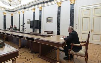 epa09789483 Russian President Vladimir Putin (R) attends a meeting with Russian Defence Minister Sergei Shoigu (C) and Russian General Staff ?hief Valery Gerasimov (L) in Moscow, Russia, 27 February 2022. Putin ordered the Ministry of Defence to transfer the containment forces to a special mode of combat duty.  EPA/ALEKSEY NIKOLSKYI/SPUTNIK/KREMLIN / POOL