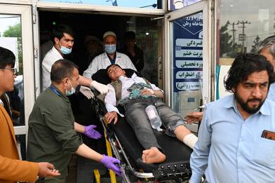 Afghanistan, tre esplosioni in una scuola maschile di Kabul: morti