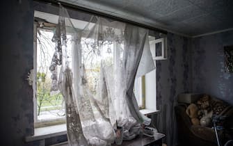 KHARKIV, UKRAINE - 2022/04/18: Broken windows in an apartment following Russian shelling in Kharkiv.  Russia invaded Ukraine on 24 February 2022, triggering the largest military attack in Europe since World War II.  (Photo by Laurel Chor / SOPA Images / LightRocket via Getty Images)