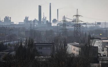 epa09900522 A general view on the Azovstal plant in Mariupol, Donetsk region, 31 October 2021 (issued 21 April 2022). Russian President Putin on 21 April 2022 ordered his Defence Minister to not storm but to blockade the plant where a number of Ukrainian fighters are holding out. On 24 February, Russian troops had entered Ukrainian territory in what the Russian president declared a 'special military operation', resulting in fighting and destruction in the country, a huge flow of refugees, and multiple sanctions against Russia.  EPA/OLEG PETRASYUK
