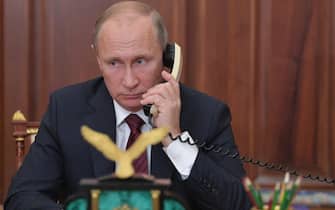 epa06331847 Russian President Vladimir Putin holds a telephone conversation with leaders of the self-proclaimed republics, Donetsk People's Republic (DPR) and Luhansk People's Republic (LPR),  in the Kremlin in Moscow, Russia, 15 November 2017. President Putin discussed with the two leaders Ukrainian politician Viktor Medvedchuk's proposal on swapping captives between Ukraine and the self-proclaimed republics.  EPA/ALEXEI DRUZHININ / SPUTNIK / KREMLIN POOL
