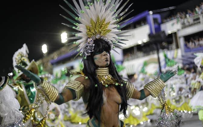 Brasile, dopo due anni di stop per Covid tornano le sfilate del Carnevale.  FOTO