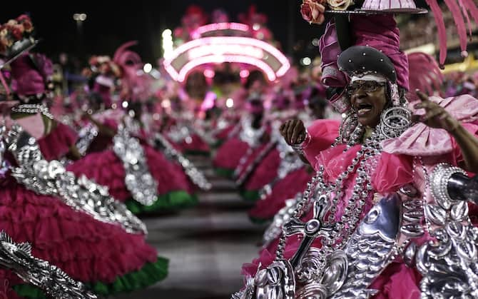 Il Carnevale brasileiro. Le sfilate delle scuole di samba sono poetiche e  politiche - FarodiRoma