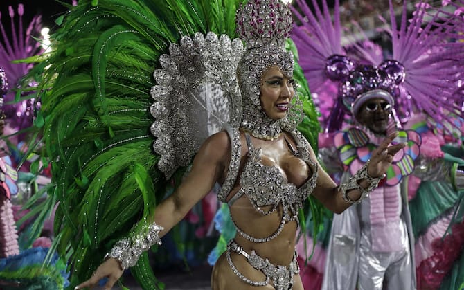 Il Carnevale brasileiro. Le sfilate delle scuole di samba sono poetiche e  politiche - FarodiRoma