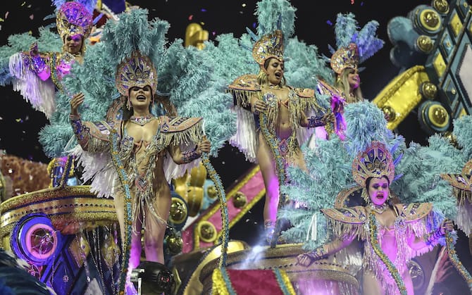 Brasile, dopo due anni di stop per Covid tornano le sfilate del Carnevale.  FOTO