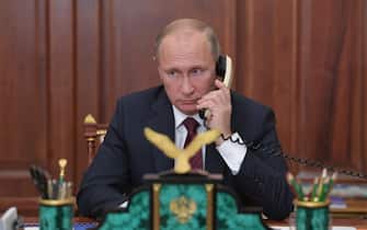 epa06331847 Russian President Vladimir Putin holds a telephone conversation with leaders of the self-proclaimed republics, Donetsk People's Republic (DPR) and Luhansk People's Republic (LPR),  in the Kremlin in Moscow, Russia, 15 November 2017. President Putin discussed with the two leaders Ukrainian politician Viktor Medvedchuk's proposal on swapping captives between Ukraine and the self-proclaimed republics.  EPA/ALEXEI DRUZHININ / SPUTNIK / KREMLIN POOL