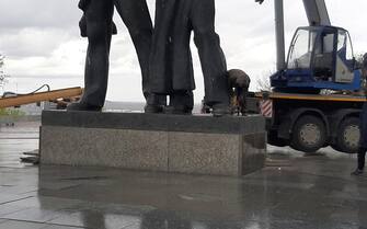 La città di Kiev ha avviato la demolizione della statua all'Arco dell'amicizia dei popoli costruita dai sovietici nel 1982 nel centro della capitale ucraina, Kiev, 26 aprile 2022. ANSA/ LAURENCE FIGA' TALAMANCA
