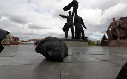 Ucraina-Russia, a Kiev "decapitata" la statua dell'amicizia. FOTO