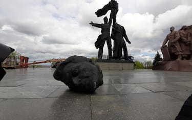 La città di Kiev ha avviato la demolizione della statua all'Arco dell'amicizia dei popoli costruita dai sovietici nel 1982 nel centro della capitale ucraina, Kiev, 26 aprile 2022. ANSA/ LAURENCE FIGA' TALAMANCA