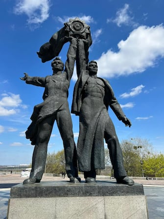 La statua all'Arco dell'amicizia dei popoli costruita dai sovietici nel 1982 nel centro della capitale ucraina, Kiev, in una foto pubblicata sul profilo Facebook del sindaco Vitaly Klichko, 26 aprile 2022.
FACEBOOK VITALY KLICHKO ++ATTENZIONE LA FOTO NON PUO' ESSERE PUBBLICATA O RIPRODOTTA SENZA L'AUTORIZZAZIONE DELLA FONTE DI ORIGINE CUI SI RINVIA+++ +++NO SALES; NO ARCHIVE;