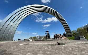 La statua all'Arco dell'amicizia dei popoli costruita dai sovietici nel 1982 nel centro della capitale ucraina, Kiev, in una foto pubblicata sul profilo Facebook del sindaco Vitaly Klichko, 26 aprile 2022.
FACEBOOK VITALY KLICHKO ++ATTENZIONE LA FOTO NON PUO' ESSERE PUBBLICATA O RIPRODOTTA SENZA L'AUTORIZZAZIONE DELLA FONTE DI ORIGINE CUI SI RINVIA+++ +++NO SALES; NO ARCHIVE;