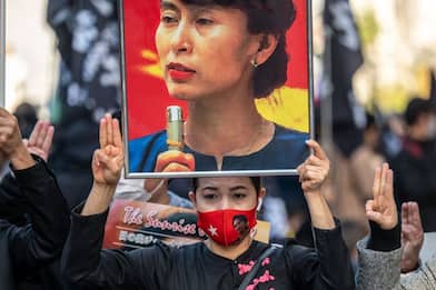 Birmania, San Suu Kyi condannata a 5 anni per corruzione