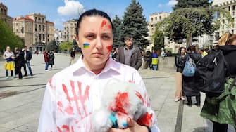 Un momento della manifestazione di questa mattina, nella celebre Maidan a Kiev, di mogli, sorelle e madri dei soldati del battaglione Azov per chiedere corridoi umanitari per evacuare i civili e i militari feriti da Mariupol e per chiedere l'invio di armi, 27 Aprile 2022. ANSA/LAURENCE FIGA'TALAMANCA