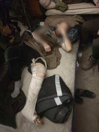 +++ ATTENTION EDITOR: THIS PICTURE CONTAINS GRAPHIC CONTENTS+++ 
Le prime immagini dall'ospedale allestito dentro uno dei rifugi dell'acciaieria Azovstal di Mariupol, dove sono assistiti i feriti sia militari
che civili, 27 aprile 2022.
ANSA/MUNICIPALITA' DI MARIUPOL EDITORIAL USE ONLY NO SALES