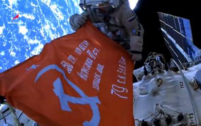 Iss, cosmonauti russi espongono stendardo Vittoria Urss nello spazio