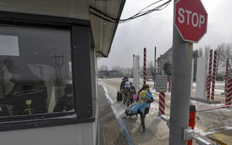 Il passaggio di confine tra Ucraina e Moldavia a Palanca dove nonostante la neve e la temperatura sotto lo zero non si e' fermato l'esodo di chi scappa dalla guerra , 11 marzo  2022. ANSA/CIRO FUSCO