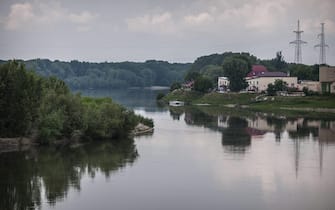 epa03737060 The River Dniester in Tiraspol, the capital of Moldovas breakaway Transnistrian province, the self-proclaimed Pridnestrovian Moldavian Republic, on 07 June 2013. Transnistria declared itself independent in 1990, an act that was followed by a war in 1992. Though the state status has remained unresolved, it boasts a government, parliament, military and currency, among others.  EPA/Zsolt Czegledi HUNGARY OUT