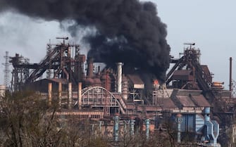 La nube di fumo nero uscita dall'acciaieria Azovstal di Mariupol, 26 aprile 2022. ANSSA/ BATTAGLIONE AZOV ++HO - NO SALES EDITORIAL USE ONLY++
