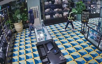 Vancouver, rapina in un negozio Gucci. La polizia diffonde il video