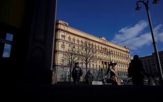 1239233016 People walk in front of the headquarters of Russia's Federal Security Services (FSB) in central Moscow on March 16, 2022. (Photo by AFP) (Photo by -/AFP via Getty Images)