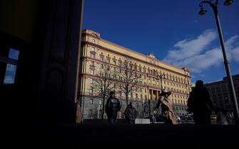 People walk in front of the headquarters of Russia's Federal Security Services (FSB) in central Moscow on March 16, 2022. (Photo by AFP) (Photo by -/AFP via Getty Images)