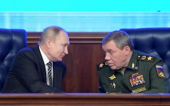 epa09652542 Russian President Vladimir Putin (L) listens to Chief of the Russian Armed Forces General Staff, First Deputy Defense Minister, Army General Valery Gerasimov (R) during an expanded meeting of Russian Defence Ministry Board in Moscow, Russia, 21 December 2021.  EPA/SERGEY GUNEEV / KREMLIN POOL / SPUTNIK MANDATORY CREDIT