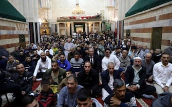 epa09922055 Palestinians gather for Eid al-Fitr prayers at the Ibrahimi Mosque, or Cave of the Patriarchs, in Hebron, West Bank, 02 May 2022. Muslims around the world celebrate Eid al-Fitr, the three days festival marking the end of Ramadan.  Eid al-Fitr is one of the two major holidays in the Islamic calendar.  EPA / ABED AL HASHLAMOUN