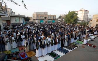 epa09921980 People attend Eid al-Fitr prayers outside a mosque in Sana'a, Yemen, 02 May 2022. Muslims around the world celebrate Eid al-Fitr, the three days festival marking the end of Ramadan. Eid al-Fitr is one of the two major holidays in the Islamic calendar.  EPA/YAHYA ARHAB