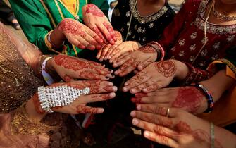 epa09922035 Young girls show their henna tattoos during the Eid al-Fitr celebrations in Peshawar, Pakistan, 02 May 2022. Muslims around the world celebrate Eid al-Fitr, the three days festival marking the end of Ramadan.  Eid al-Fitr is one of the two major holidays in the Islamic calendar.  EPA / ARSHAD ARBAB