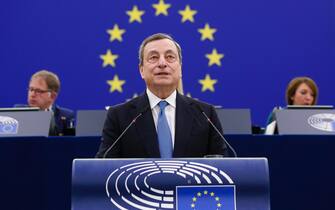 epa09924229 Prime Minister of Italy, Mario Draghi delivers a speech to a debate on 'This is Europe' at the European Parliament in Strasbourg, France, 03 May 2022.  EPA/JULIEN WARNAND